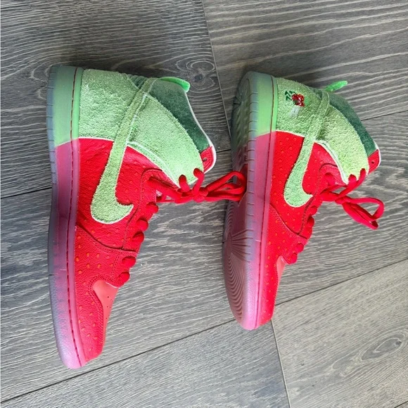Nike SB Dunk High in Strawberry Cough Size 10.5